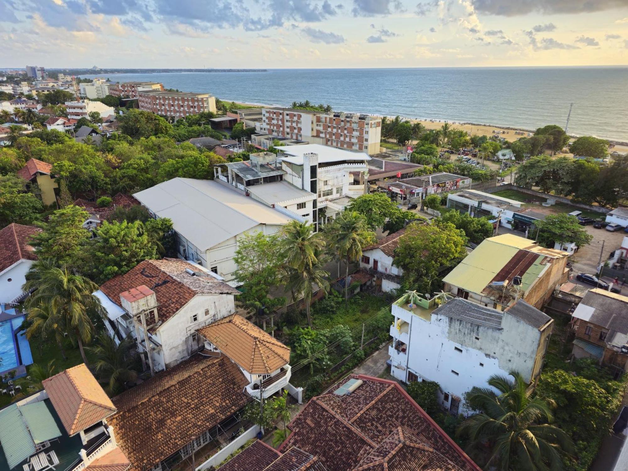 Ocean Breeze Sea View Luxury Apartments Негомбо Екстериор снимка