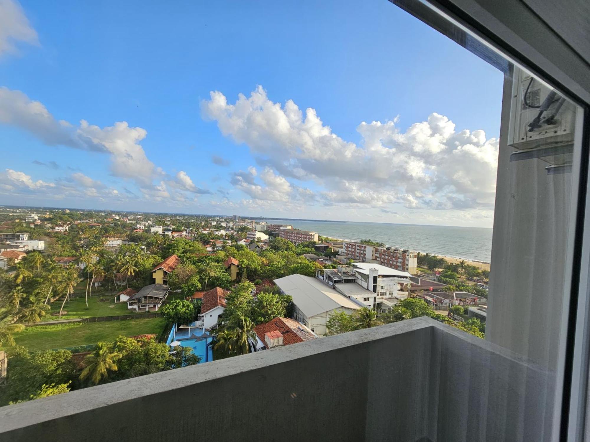 Ocean Breeze Sea View Luxury Apartments Негомбо Екстериор снимка