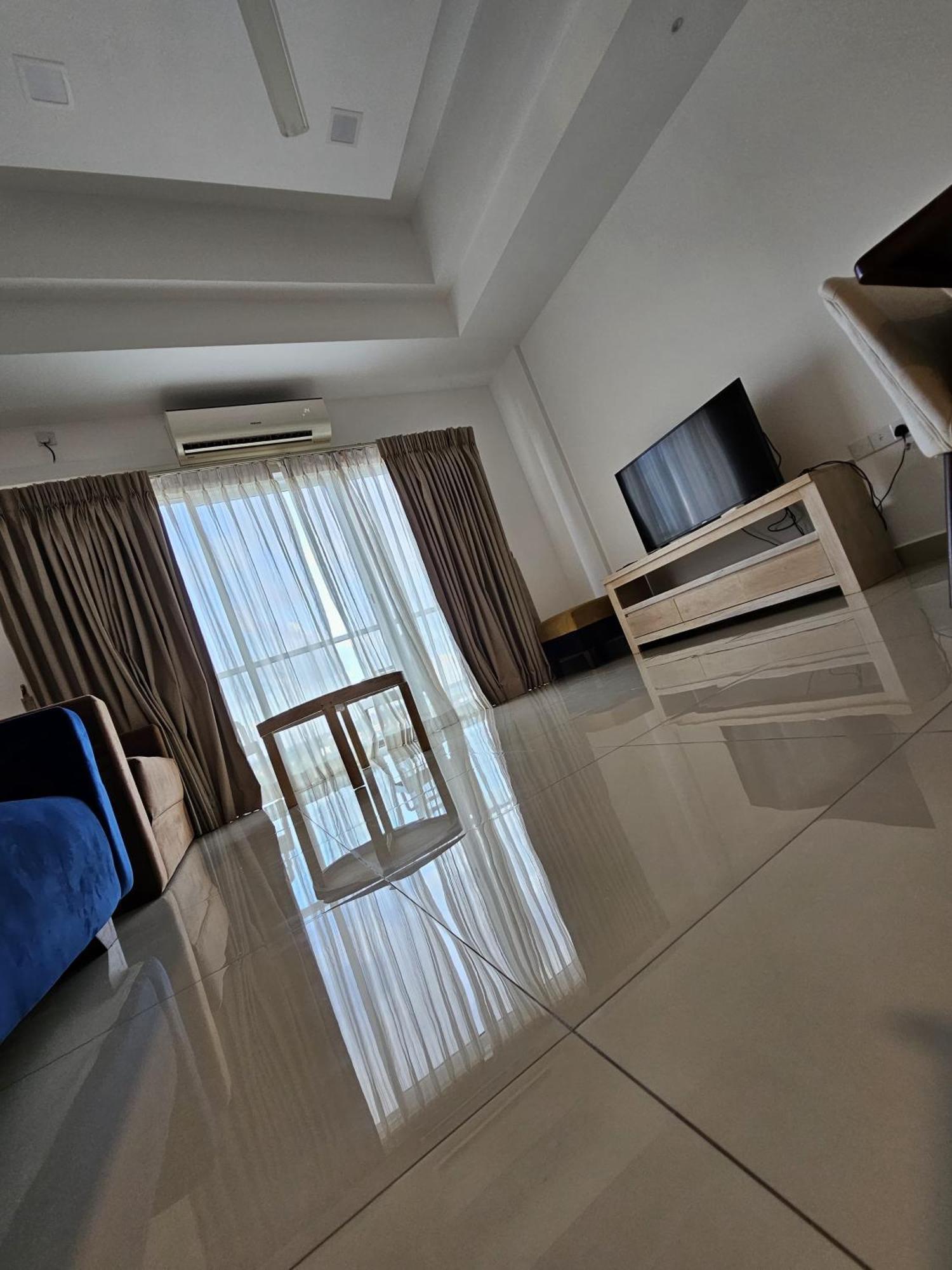 Ocean Breeze Sea View Luxury Apartments Негомбо Екстериор снимка