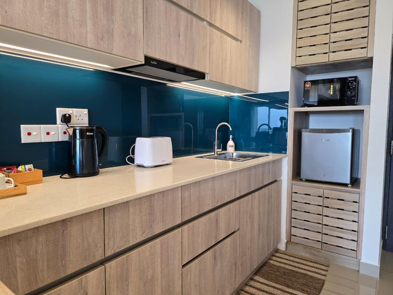 Ocean Breeze Sea View Luxury Apartments Негомбо Екстериор снимка