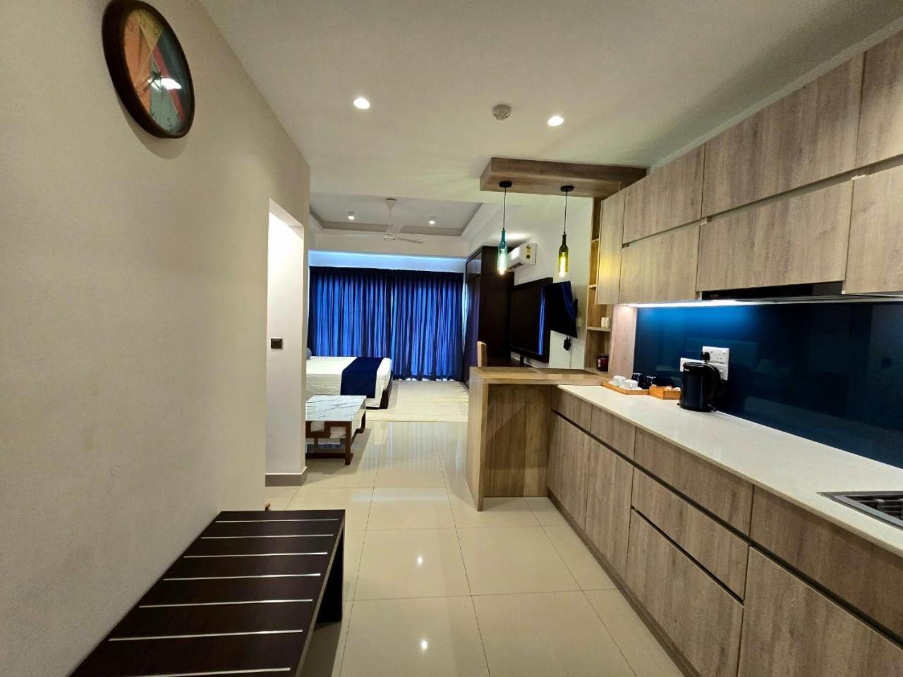 Ocean Breeze Sea View Luxury Apartments Негомбо Екстериор снимка